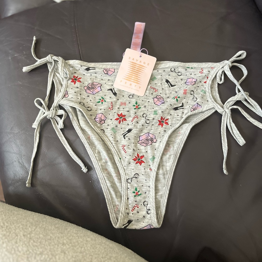 NWT SAVAGE X FENTY TIS THE SAVAGE HOT SHORT HOLIDAY PRINT